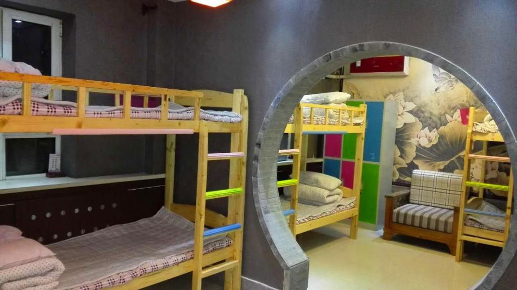 Номер (Односпальная кровать в общем номере для мужчин и женщин) хостела Lanzhou Up in the Wing Youth Hostel, Ланьчжоу