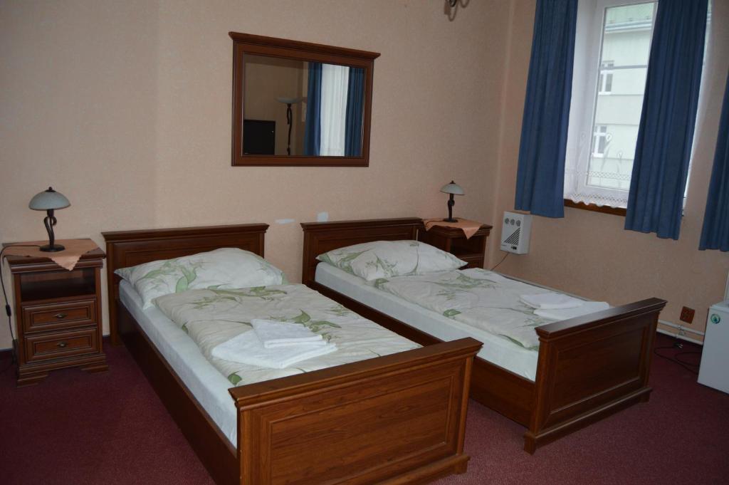 Двухместный (Двухместный номер с 2 отдельными кроватями и общей ванной комнатой) отеля Paradise, Острава