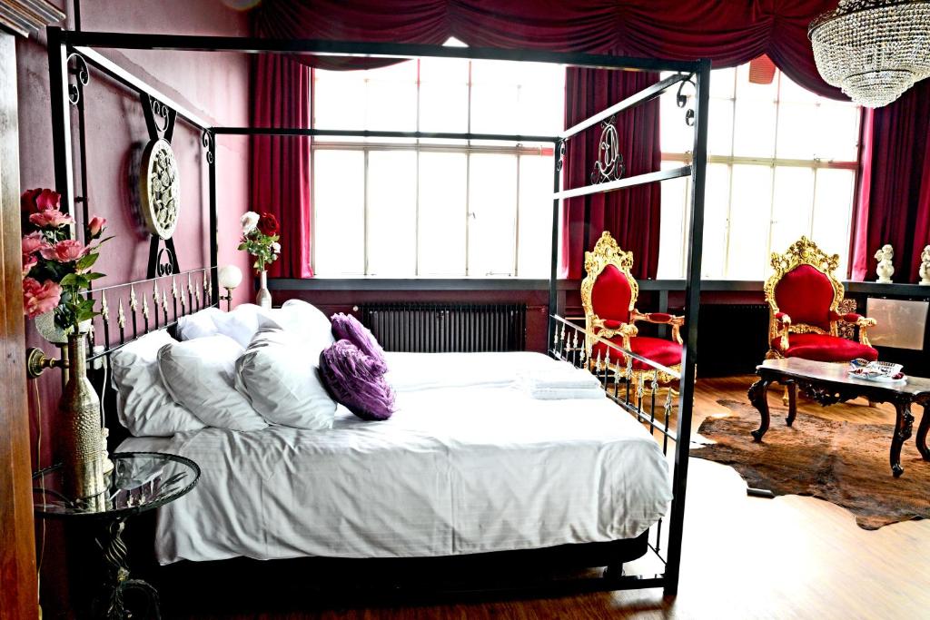 Сьюит (Улучшенный люкс с кроватью размера «king-size») отеля Blue Collar Hotel, Эйндховен