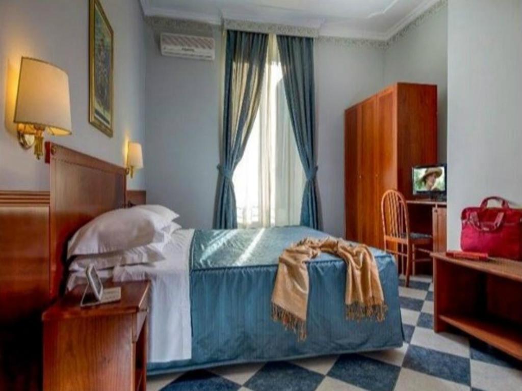 Двухместный (Двухместный номер с 1 кроватью и собственной ванной комнатой) гостевого дома Affittacamere Centro Cavour, Рим