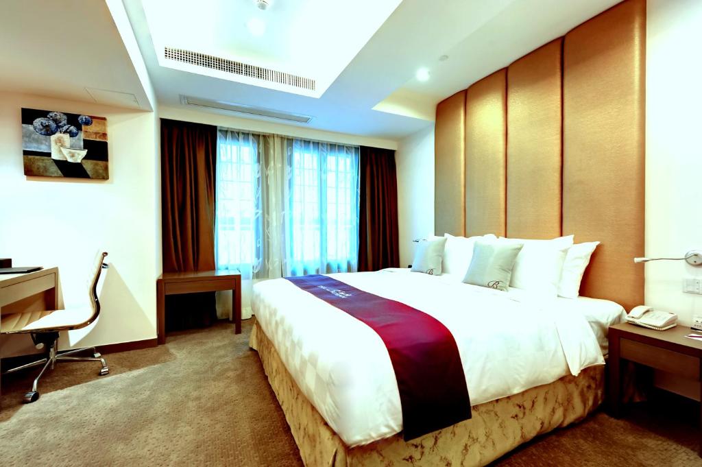 Двухместный (Двухместный номер Делюкс с 1 кроватью) отеля The Bauhinia Hotel - Central, Гонконг (город)