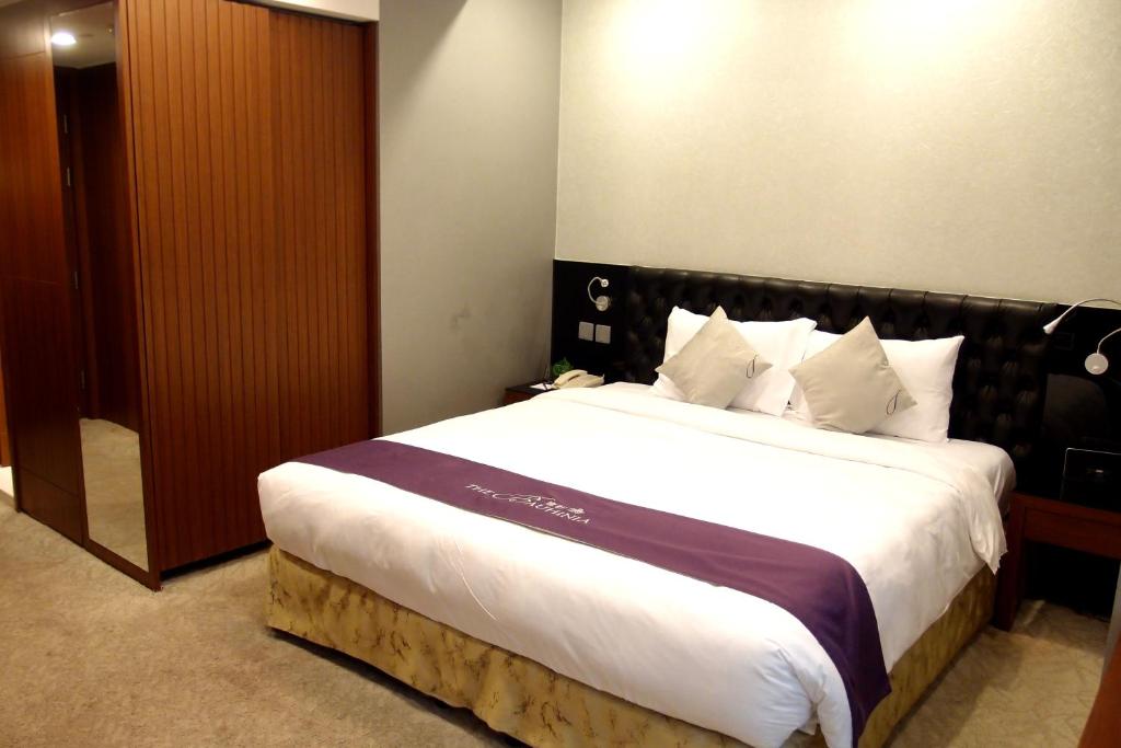 Двухместный (Улучшенный двухместный номер с 1 кроватью) отеля The Bauhinia Hotel - Central, Гонконг (город)
