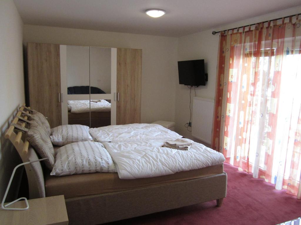 Двухместный (Двухместный номер Делюкс с 1 кроватью и дополнительной кроватью) гостевого дома Guest House Krpole, Брно