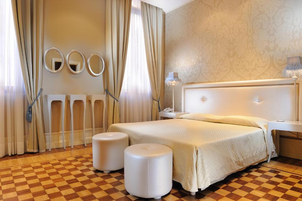 Двухместный (Эксклюзивный двухместный номер с видом на канал) отеля Hotel Ai Due Principi, Венеция