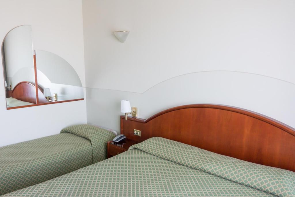 Двухместный (Классический трехместный номер) отеля Hotel Porto Azzurro, Сирмионе