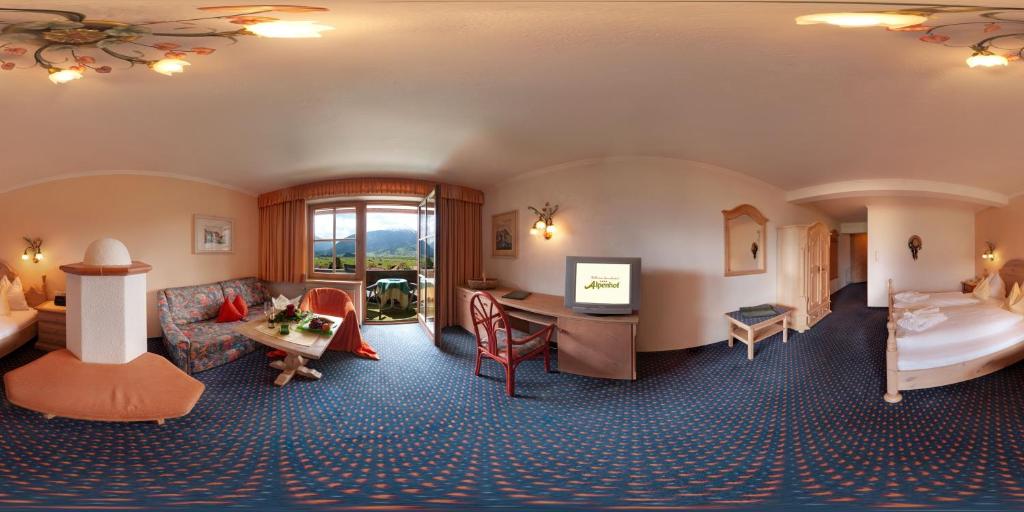 Трехместный (Трехместный номер с балконом) отеля Wellness & Sporthotel Alpenhof, Эрвальд