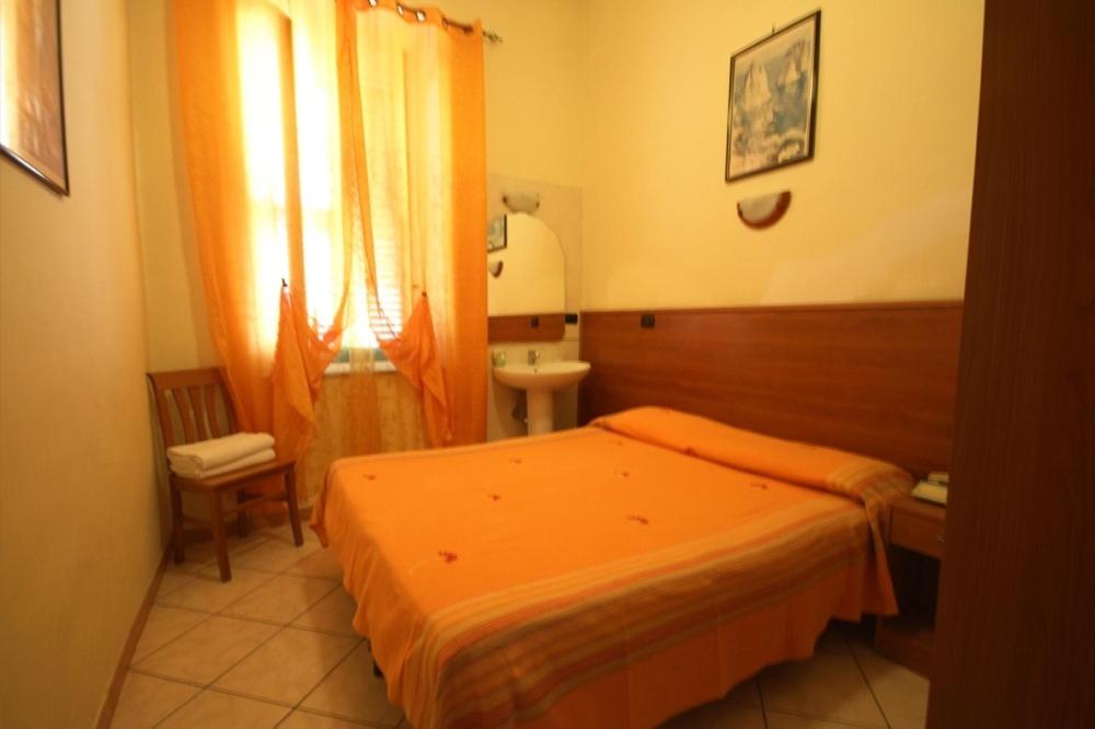 Двухместный (Двухместный номер с 1 кроватью и общей ванной комнатой) отеля Hotel Casanova, Неаполь