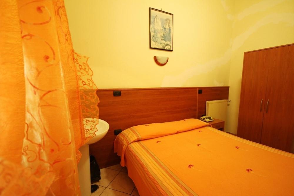 Одноместный (Одноместный номер с общей ванной комнатой) отеля Hotel Casanova, Неаполь