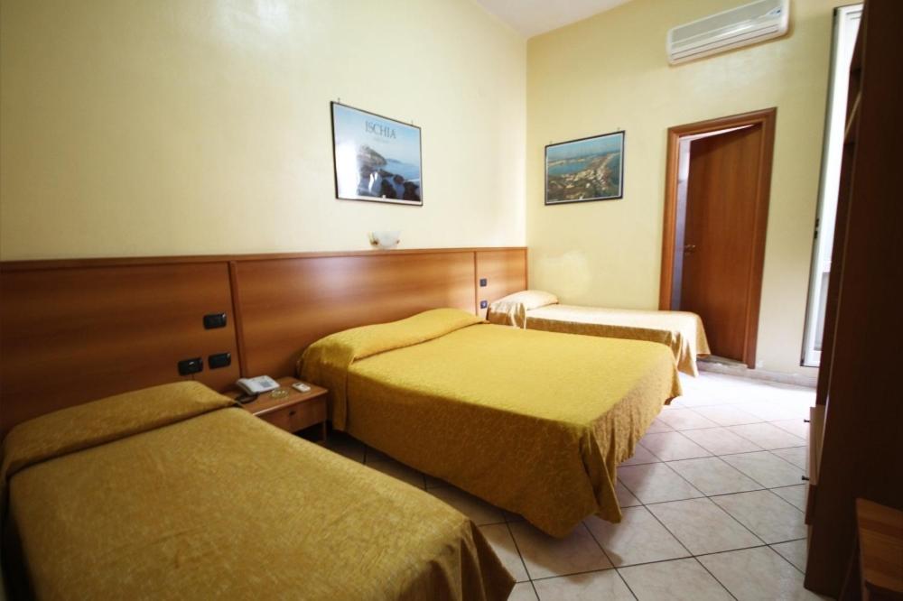 Четырехместный (Четырехместный номер с ванной комнатой) отеля Hotel Casanova, Неаполь