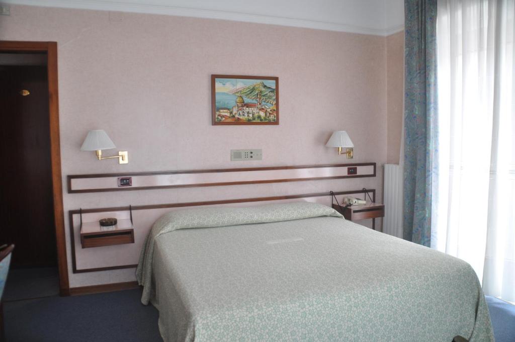 Двухместный (Двухместный номер с 1 кроватью или 2 отдельными кроватями) отеля Albergo Fiorenza, Салерно