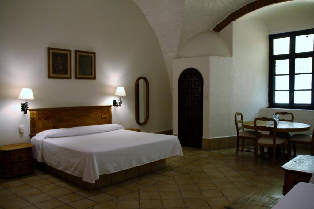 Сьюит (Полулюкс с кроватью размера «king-size») отеля Hotel Hacienda Vista Hermosa, Текескитенго