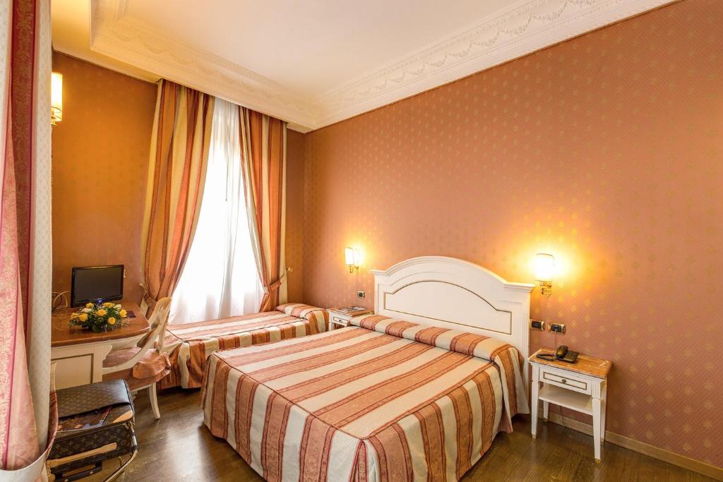 Трехместный (Трехместный номер) отеля Hotel La Lumiere Di Piazza Di Spagna, Рим