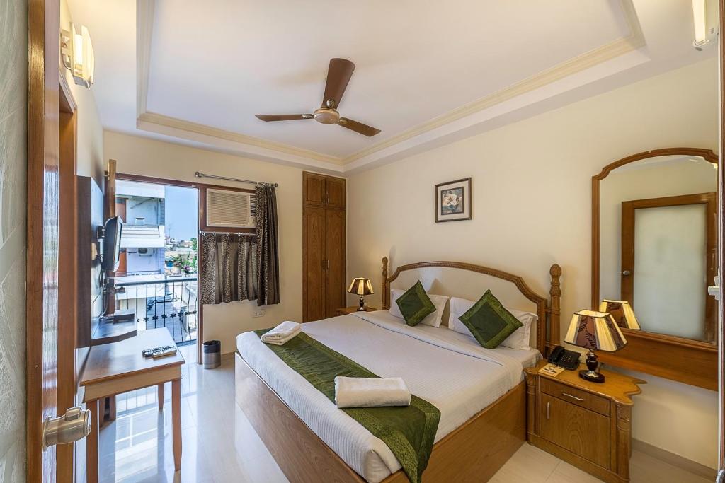 Двухместный ([Sanitized] Deluxe Room) отеля Treebo WoodsVilla Suites, Джайпур