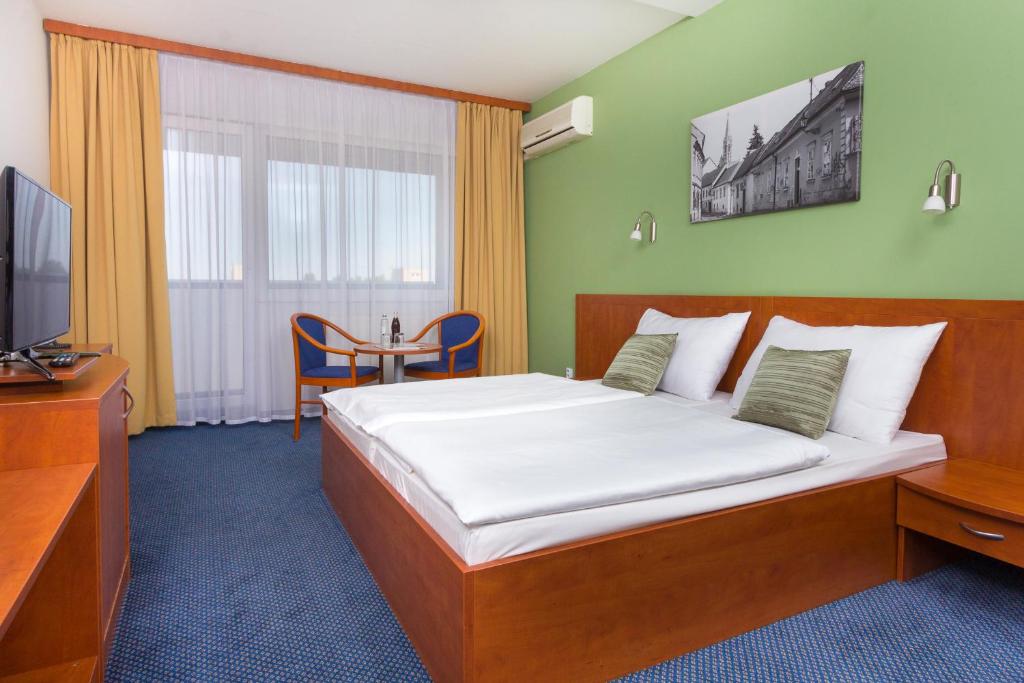 Одноместный (Стандартный двухместный номер с 1 кроватью или 2 отдельными кроватями (для 1 взрослого)) отеля Hotel Bratislava, Братислава