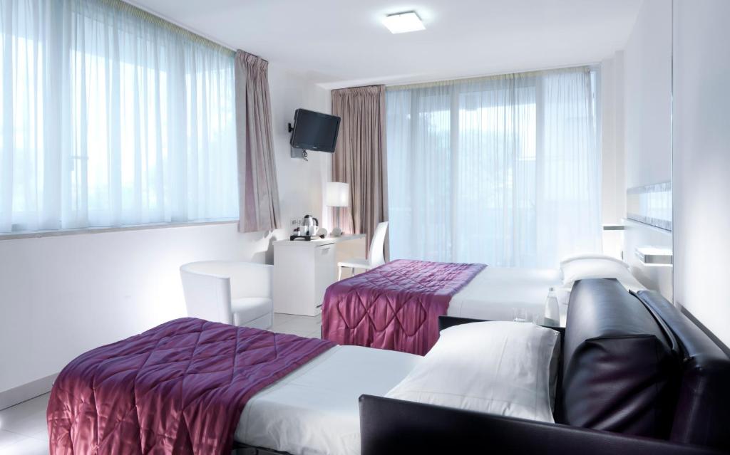 Четырехместный (Представительский двухместный номер с диваном-кроватью) отеля Mercure Hotel Rimini Artis, Римини