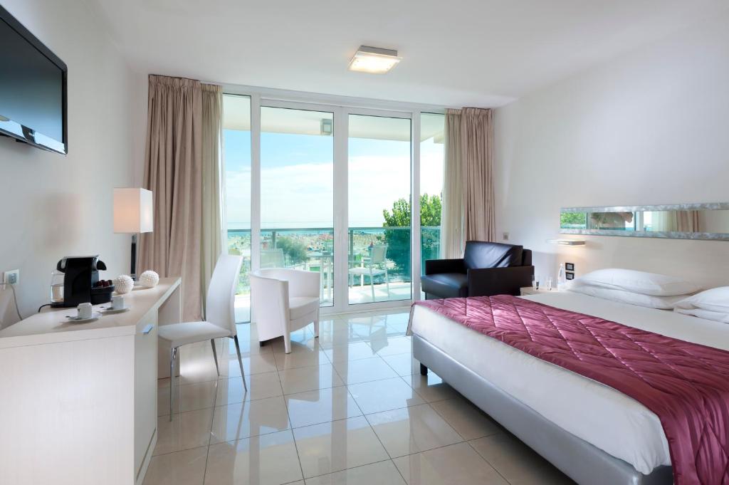 Трехместный (Привилегированный номер на побережье с 1 двуспальной кроватью и 1 односпальной кроватью) отеля Mercure Hotel Rimini Artis, Римини
