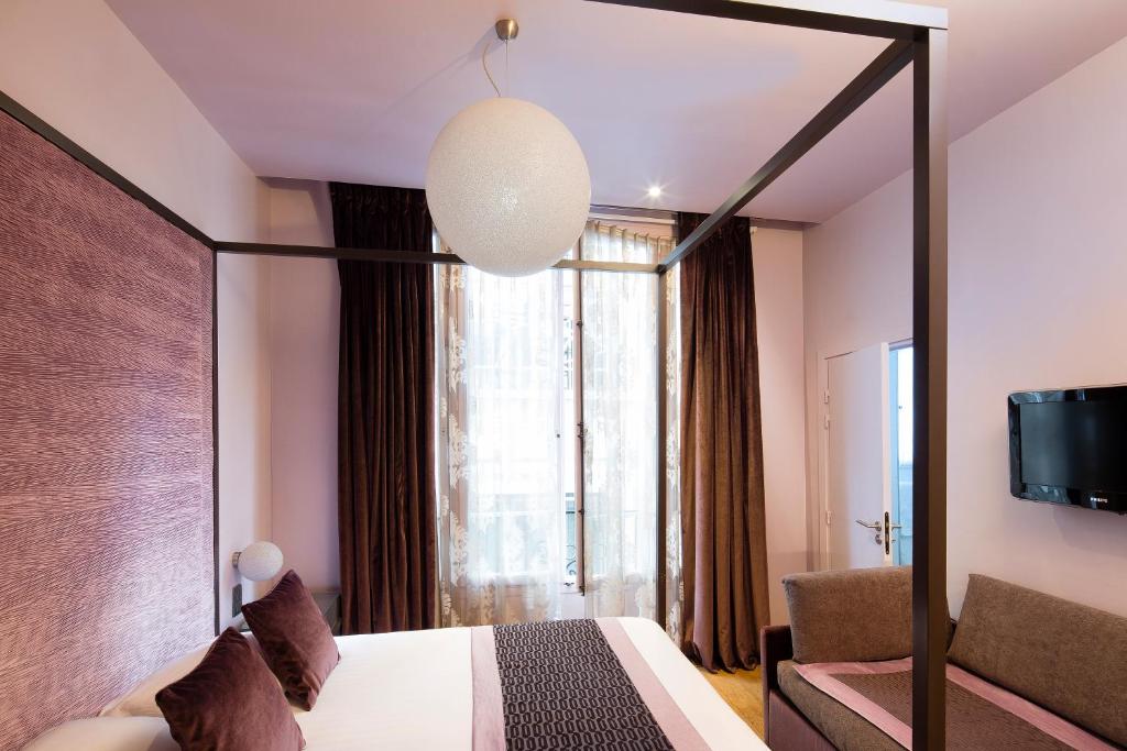 Двухместный (Улучшенный двухместный номер с 1 кроватью) отеля Hotel Louvre Bons Enfants, Париж