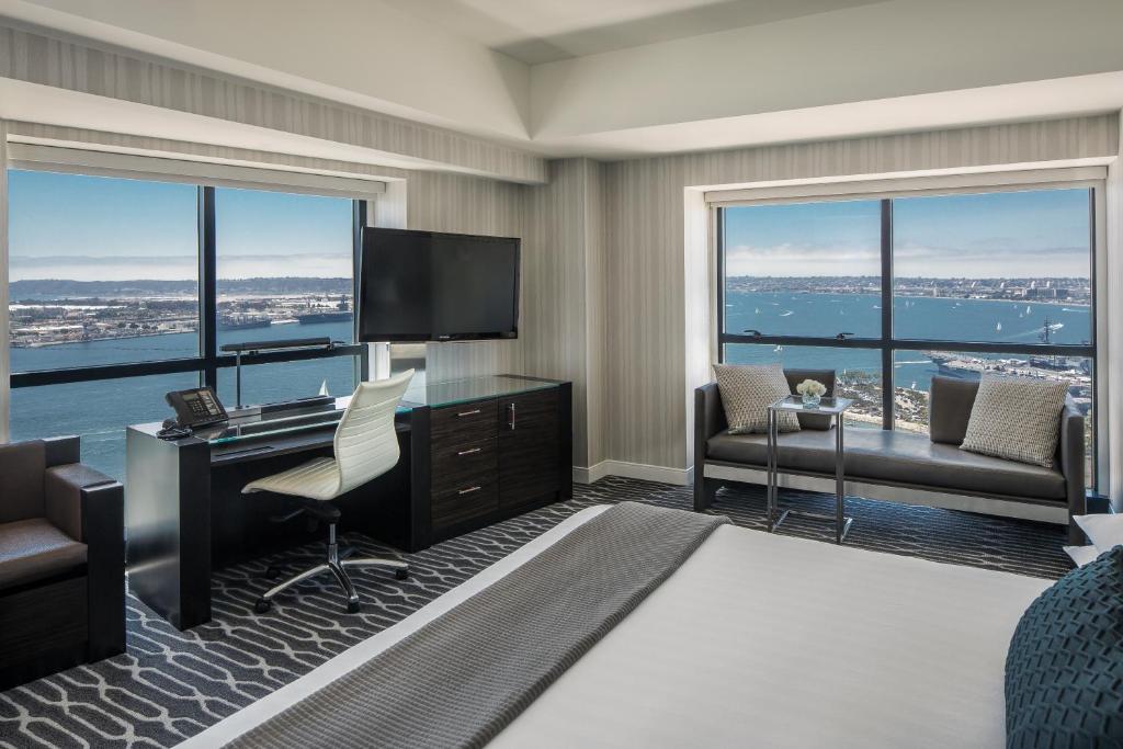 Трехместный (Угловой номер с кроватью размера «king-size»), Manchester Grand Hyatt San Diego