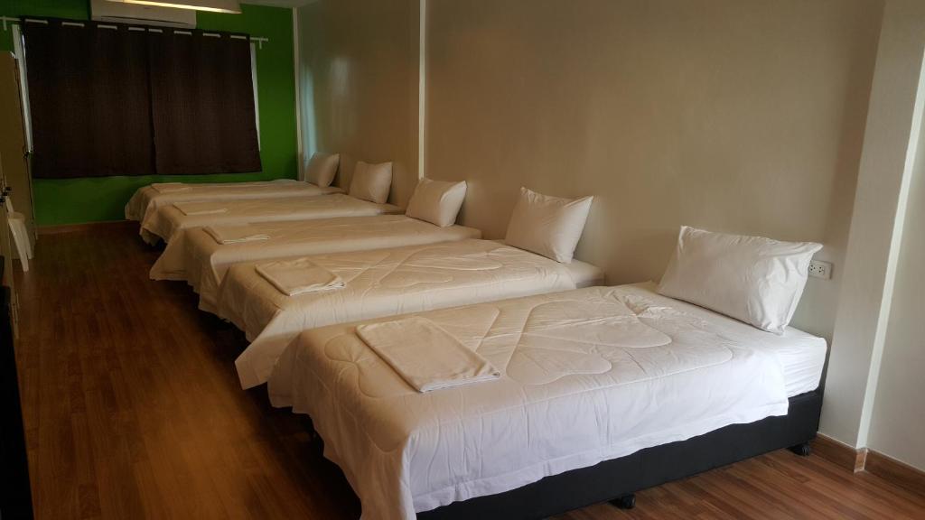 Одноместный (Номер с 6 односпальными кроватями и общей ванной комнатой) хостела Varinda Hostel, Бангкок