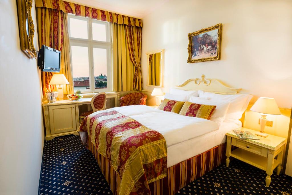 Двухместный (Стандартный двухместный номер с 1 кроватью или 2 отдельными кроватями) отеля Luxury Family Hotel Royal Palace, Прага