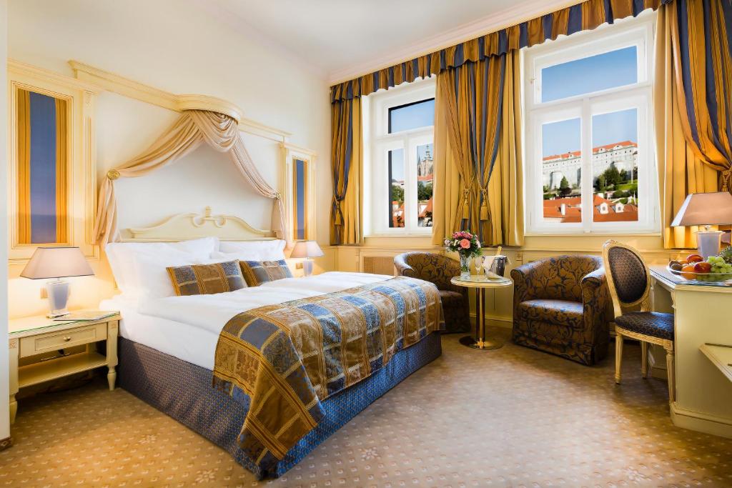 Двухместный (Двухместный номер Делюкс Плюс с 1 кроватью) отеля Luxury Family Hotel Royal Palace, Прага