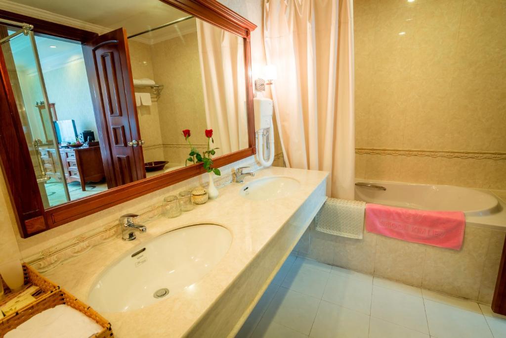 Двухместный (Люкс) отеля Saigon Kim Lien Hotel, Винь