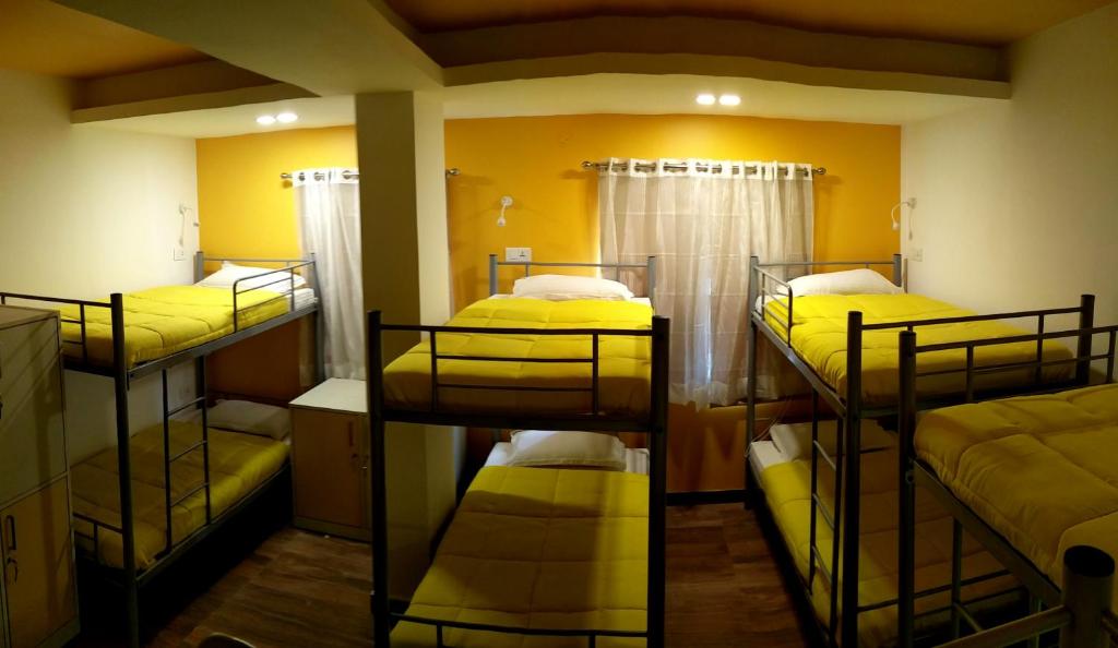 Номер (Кровать в общем номере для мужчин и женщин с 10 кроватями) хостела Joey's Hostel, Нью-Дели