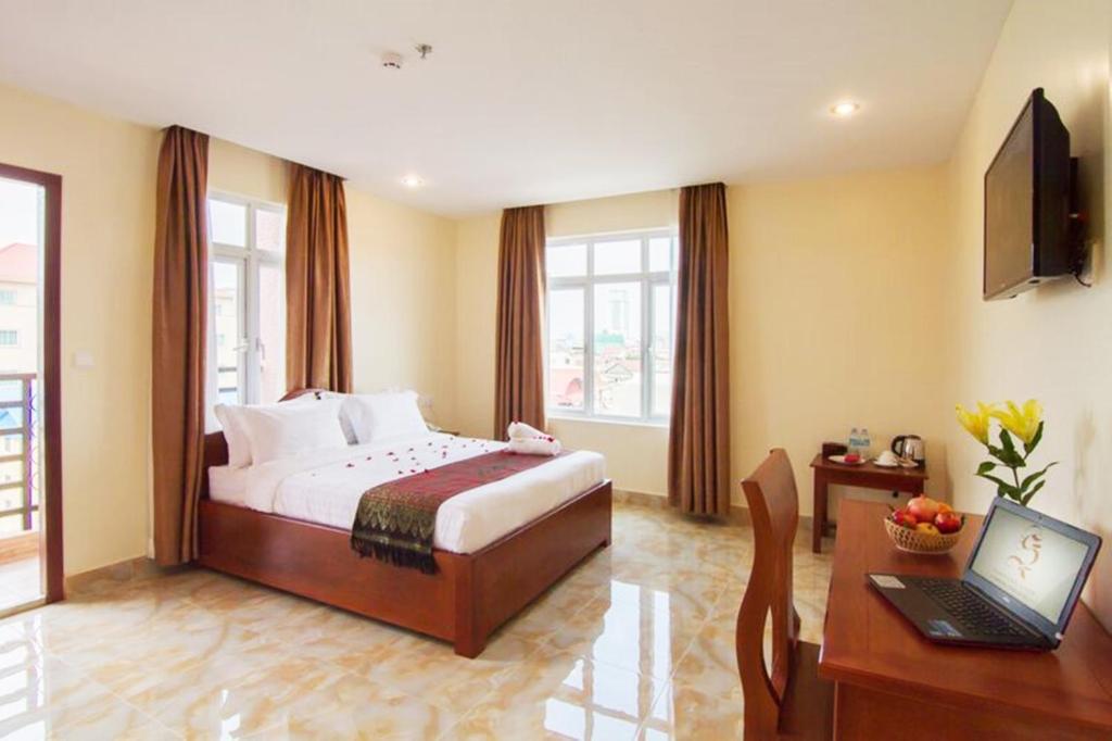 Двухместный (Улучшенный двухместный номер с 1 кроватью) отеля Samnang Laor Phnom Penh Hotel, Пномпень