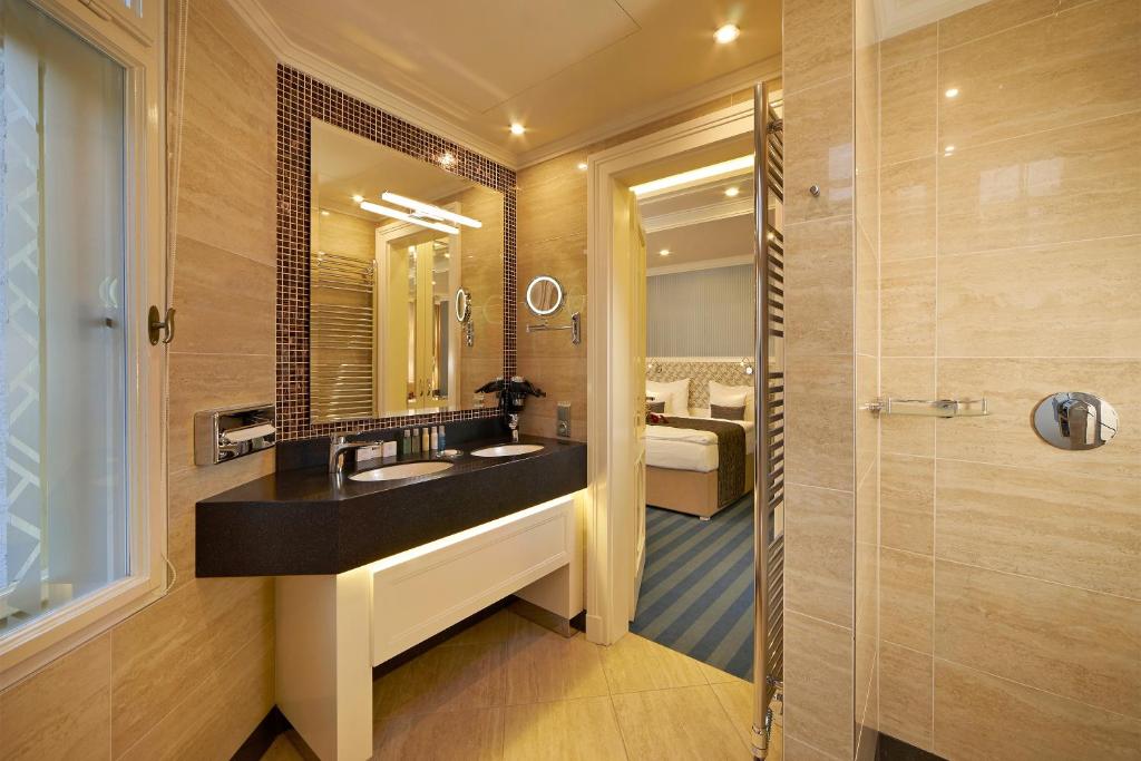 Двухместный (Двухместный номер Делюкс с 1 кроватью) отеля Luxury Spa Hotel Atlantic Palace, Карловы Вары