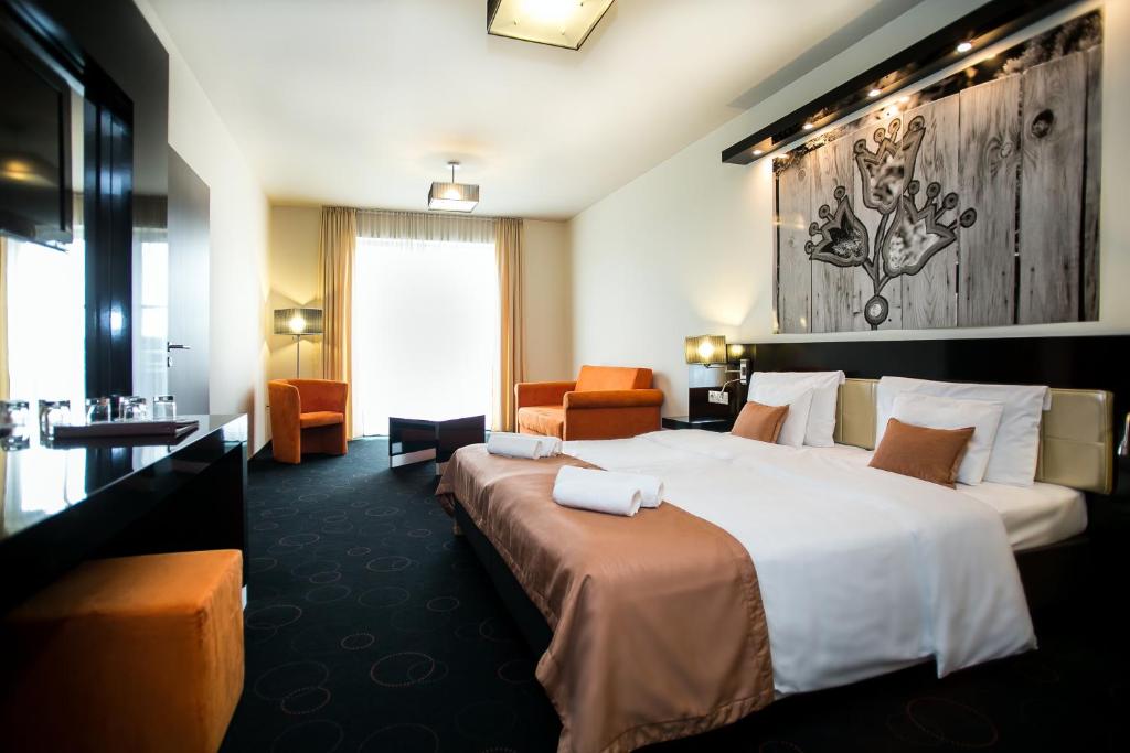 Семейный (Семейный номер с ванной комнатой) отеля Gotthard Therme Hotel & Conference, Сомбатхей