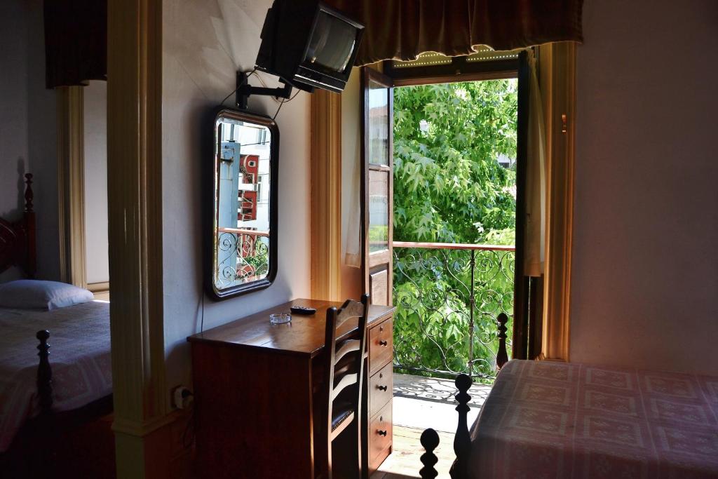 Четырехместный (Четырехместный номер с балконом) гостевого дома Residencial Antunes, Коимбра