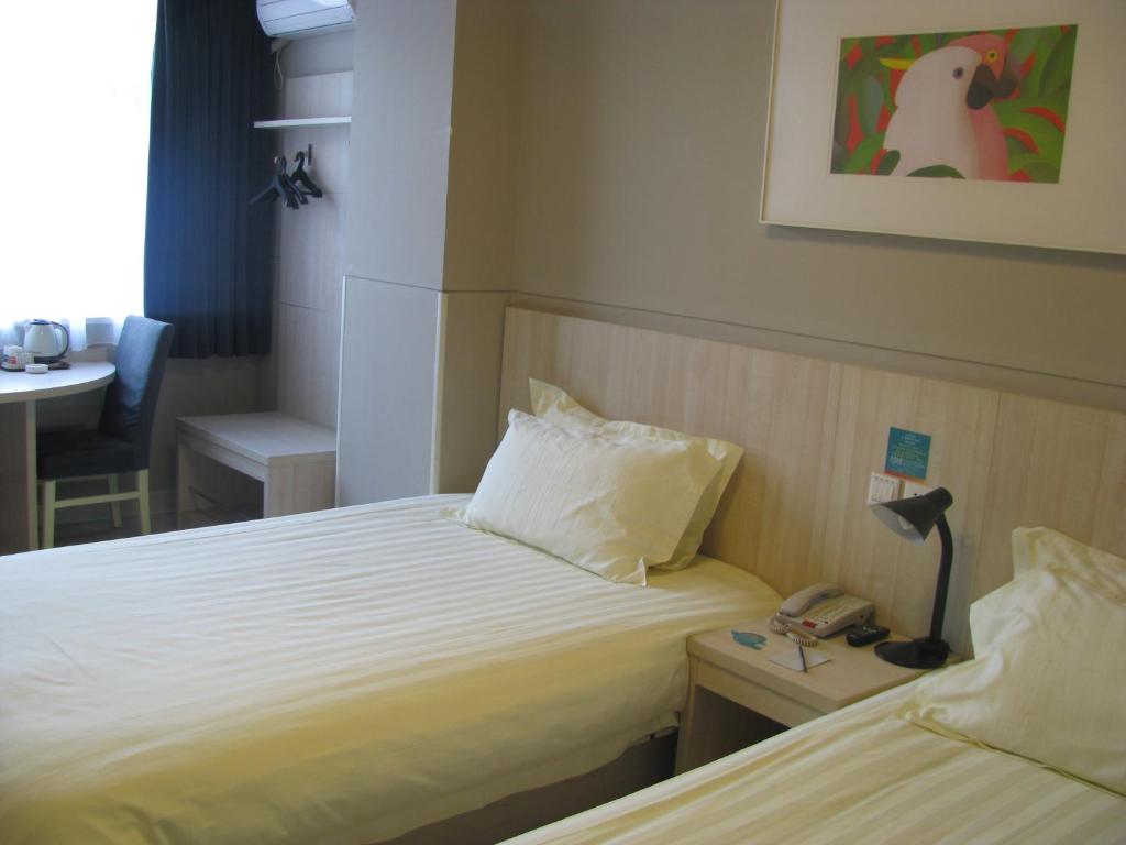 Двухместный (Стандартный двухместный номер А с 2 отдельными кроватями) отеля Jinjiang Inn Wuxi Meicun, Уси