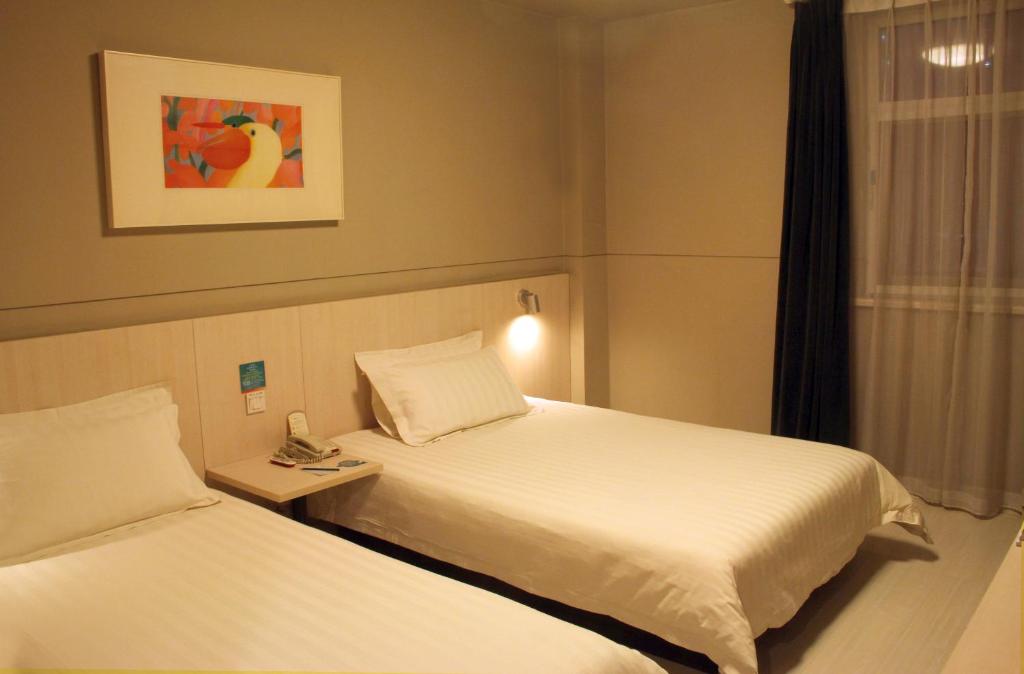Двухместный (Стандартный двухместный номер «С» с 2 отдельными кроватями) отеля Jinjiang Inn Luoyang Wangcheng Park, Лоян