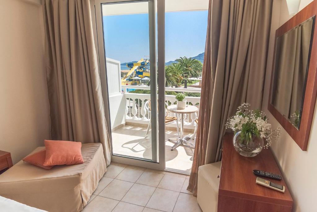 Двухместный (Улучшенный двухместный номер с 2 отдельными кроватями и видом на море (для 2 взрослых и 1 ребенка)) отеля Messonghi Beach Holiday Resort, Мораитика