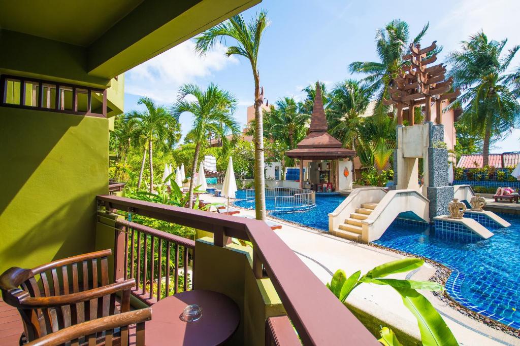 Двухместный (Улучшенный двухместный номер с 1 кроватью или 2 отдельными кроватями, вид на бассейн) курортного отеля Phuket Island View, Пхукет