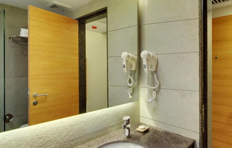 Двухместный (Double or Twin Room - 10% off on Laundry, 10% off on F&B, Complimentary Drivers accommodation), Click Hotel Bhuj