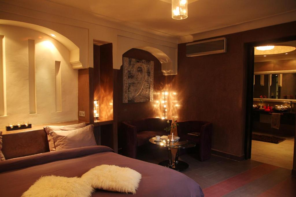 Сьюит (Люкс с кроватью размера «king-size» и гидромассажной ванной) отеля Riad Carllian, Марракеш
