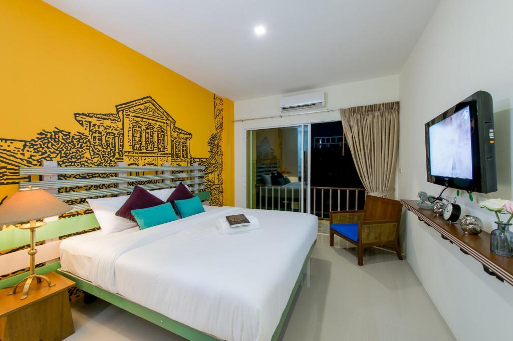 Двухместный (Двухместный номер Делюкс с 1 кроватью и балконом) гостевого дома The Pho Thong Phuket, Пхукет