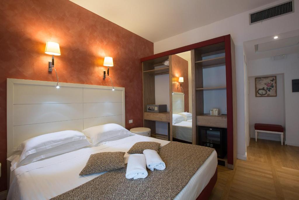 Двухместный (Улучшенный двухместный номер с 1 кроватью или 2 отдельными кроватями) отеля Floris Hotel, Рим