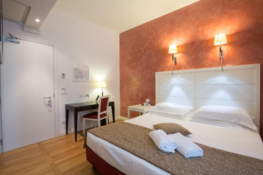 Двухместный (Двухместный номер «Комфорт» с 1 кроватью или 2 отдельными кроватями) отеля Floris Hotel, Рим