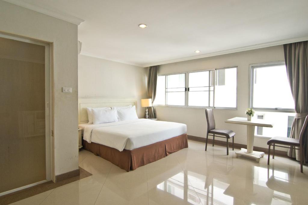 Двухместный (Улучшенный двухместный номер с 1 кроватью) апарт-отеля LK Mansion, Паттайя