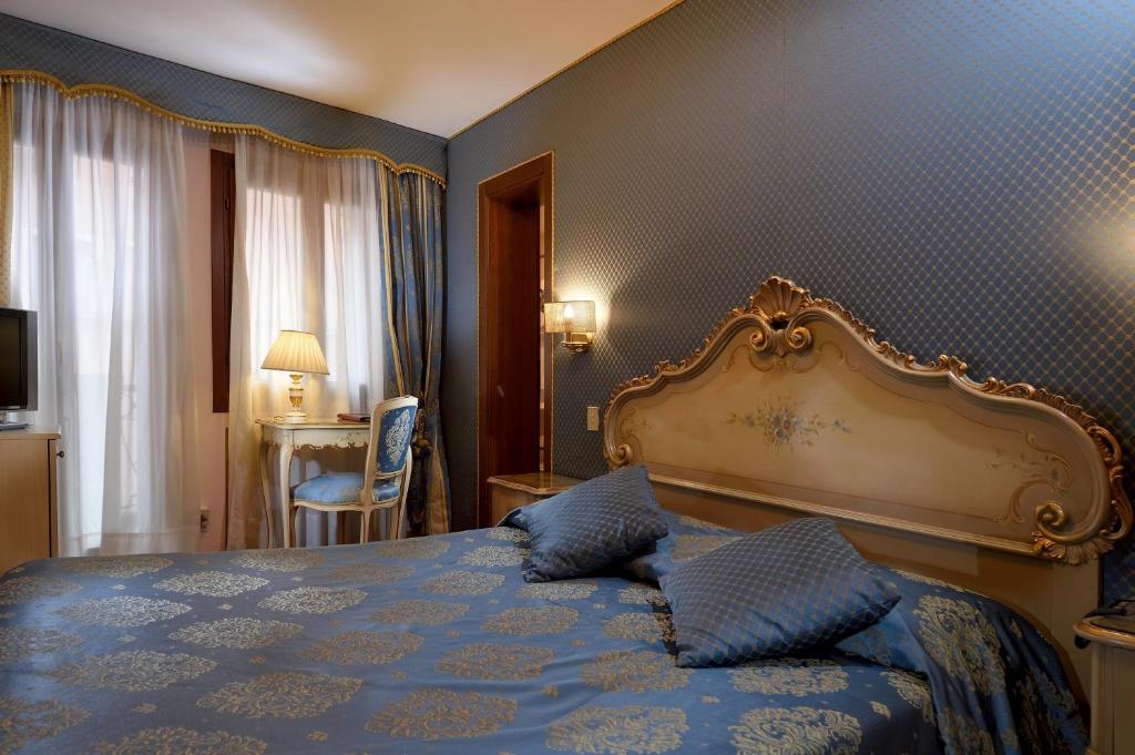 Двухместный (Двухместный номер с 1 кроватью или 2 отдельными кроватями, вид на канал) отеля Royal San Marco, Венеция
