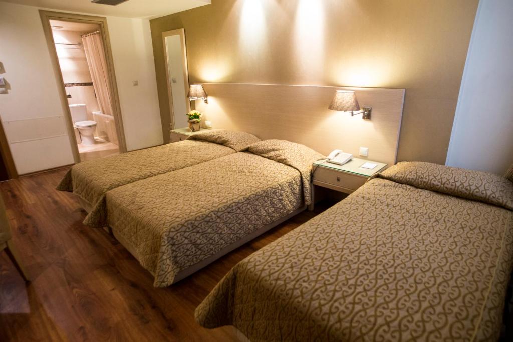 Трехместный (Двухместный номер с 2 отдельными кроватями и дополнительной кроватью) отеля Davitel - Tobacco Hotel, Салоники