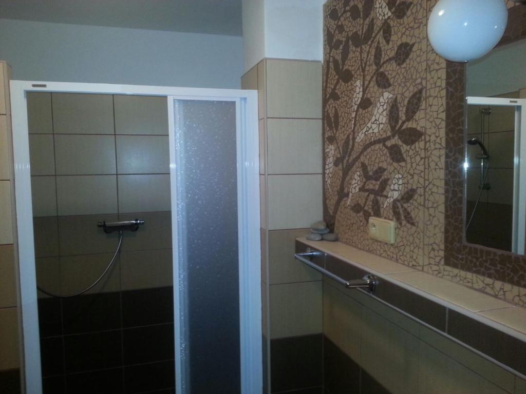Четырехместный (Четырехместный номер с собственной ванной комнатой) гостевого дома Penzion Domanín, Тршебонь