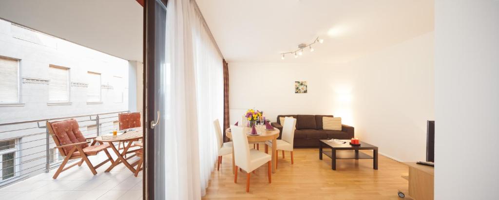 Апартаменты (Апартаменты с 2 спальнями и балконом), Quality Point Apartments