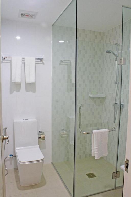 Двухместный (Улучшенный двухместный номер с 1 кроватью или 2 отдельными кроватями) отеля Hamersons Hotel, Себу