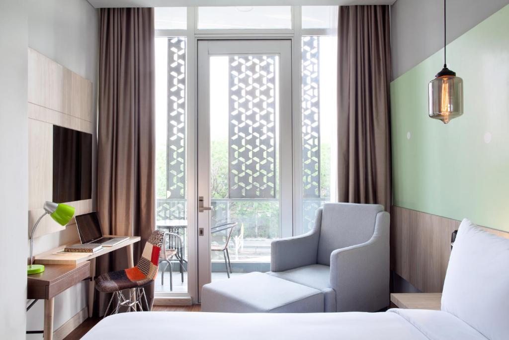 Двухместный (Улучшенный номер с кроватью размера «queen-size» и балконом) отеля Ibis Styles Jakarta Sunter, Джакарта