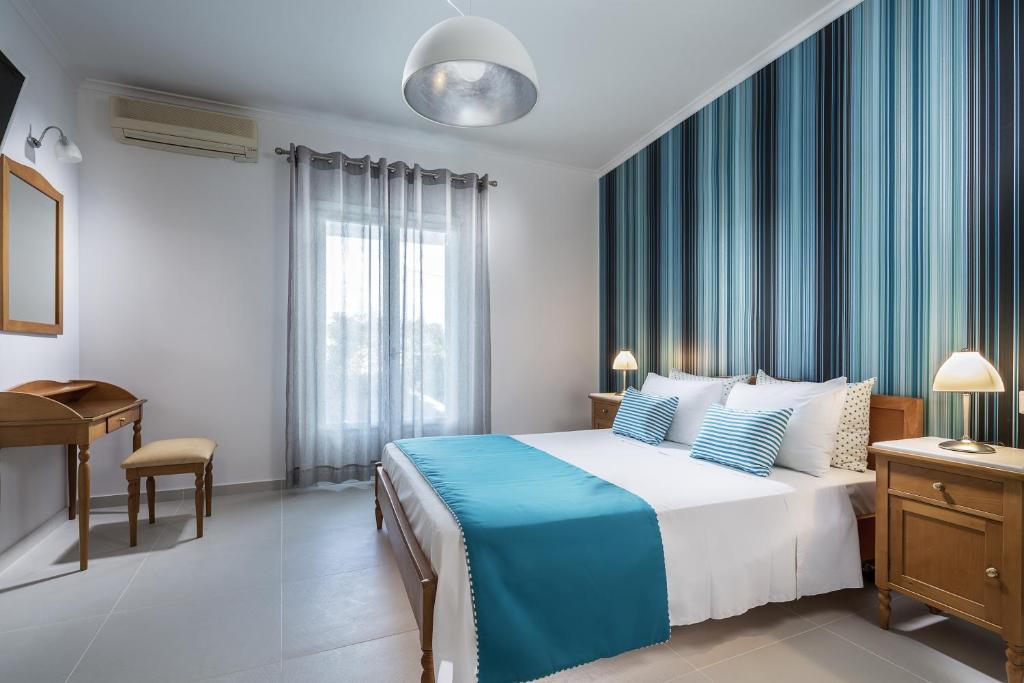 Двухместный (Улучшенный двухместный номер с 1 кроватью или 2 отдельными кроватями) отеля Santellini Hotel, Камари