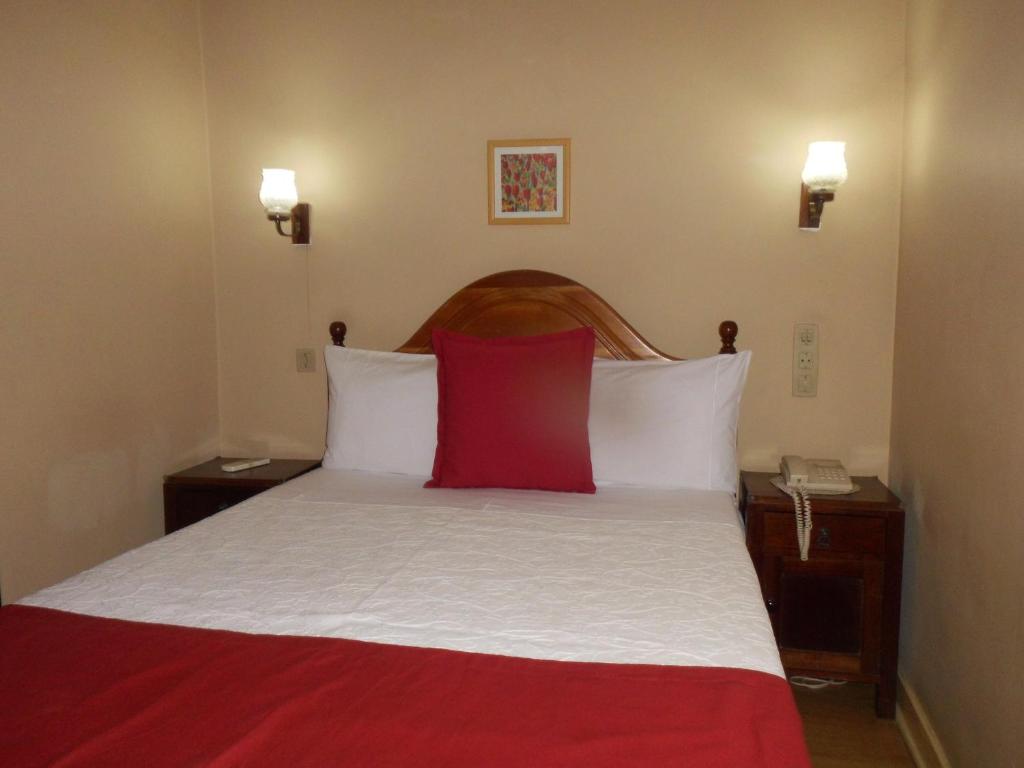 Двухместный (Бюджетный двухместный номер с 1 кроватью и потолочным окном) отеля Hotel Larbelo, Коимбра