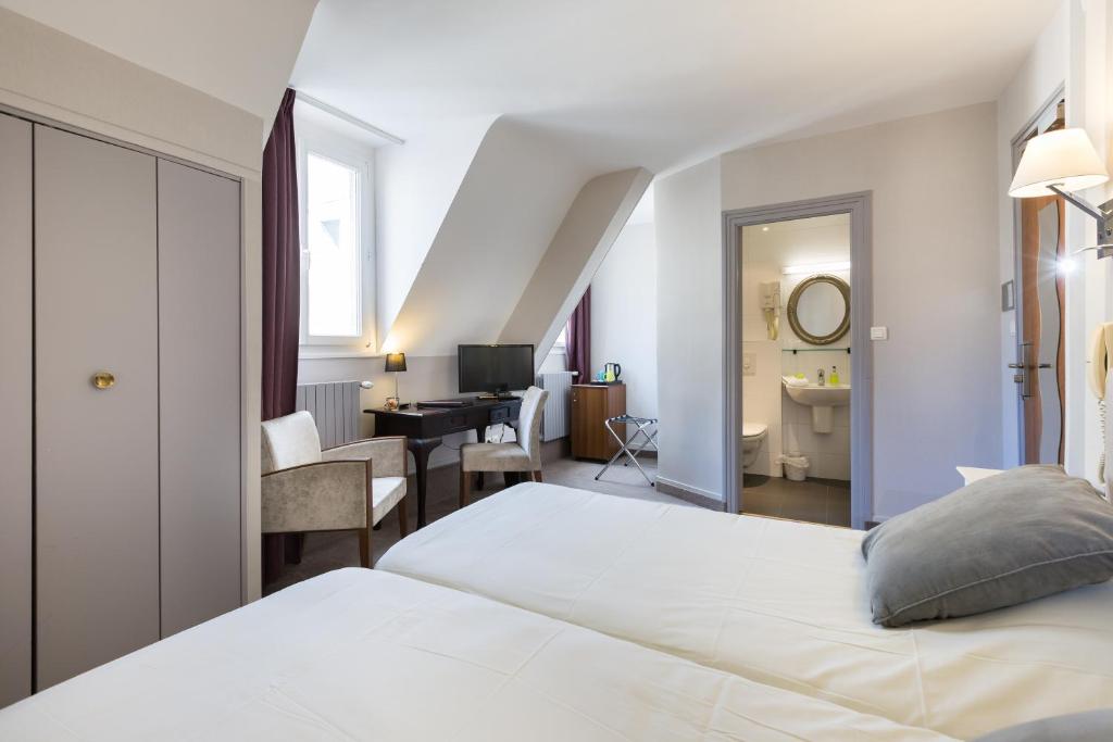 Двухместный (Улучшенный двухместный номер с 2 отдельными кроватями) отеля Ajoncs d'Or, Сен-Мало